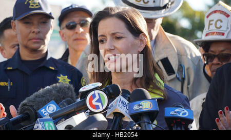 Oakland, USA. 3. Dezember 2016. Oakland Bürgermeister Libby Schaaf hält Updates auf Lager Feuer auf einer Pressekonferenz in Oakland, östlich von San Francisco, USA, 3. Dezember 2016. Libby Schaaf am Samstag vollen Untersuchungen in einer Nacht Feuer mindestens 9 Menschen getötet, während ein anderes 25 noch vermisst in Oakland waren verpfändet. Bildnachweis: Xu Yong/Xinhua/Alamy Live-Nachrichten Stockfoto