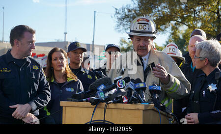 Oakland, USA. 3. Dezember 2016. Stellvertretender Leiter der Oakland Feuerwehr Mark Hoffmann hält Updates auf Lager Feuer auf einer Pressekonferenz in Oakland, östlich von San Francisco, USA, 3. Dezember 2016. Oakland Bürgermeister Libby Schaaf zugesagt am Samstag voll des Brandschutzes Untersuchungen eine Übernachtung welche mindestens 9 Menschen getöteten während einer anderen 25 in Oakland noch vermisst wurden. Bildnachweis: Xu Yong/Xinhua/Alamy Live-Nachrichten Stockfoto