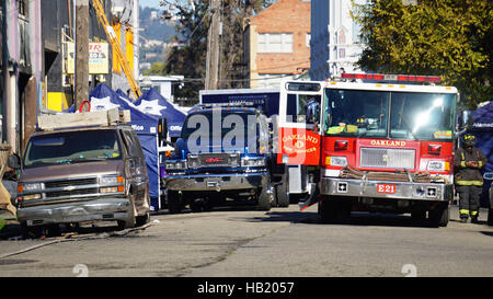 Oakland, USA. 3. Dezember 2016. Ein Feuerwehrauto ist außerhalb des betroffenen Lagers in Oakland, östlich von San Francisco, USA, 3. Dezember 2016 gesehen. Oakland Bürgermeister Libby Schaaf zugesagt am Samstag voll des Brandschutzes Untersuchungen eine Übernachtung welche mindestens 9 Menschen getöteten während einer anderen 25 in Oakland noch vermisst wurden. Bildnachweis: Xu Yong/Xinhua/Alamy Live-Nachrichten Stockfoto