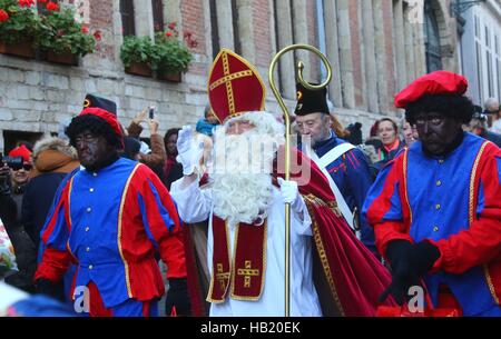 Brüssel, Belgien. 3. Dezember 2016. "Saint-Nicolas" und seine Helfer beteiligen sich die Saint-Nicolas-Parade in Brüssel, Belgien, 3. Dezember 2016. Saint-Nicolas, der einer der Quellen der beliebte Weihnachts-Symbol von Santa Claus, wird jährlich am Nikolaus-Tag gefeiert. Bildnachweis: Gong Bing/Xinhua/Alamy Live-Nachrichten Stockfoto