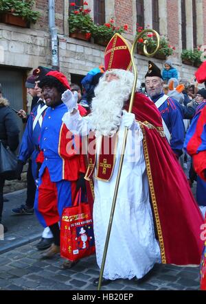 Brüssel, Belgien. 3. Dezember 2016. "Saint-Nicolas" und seine Helfer beteiligen sich die Saint-Nicolas-Parade in Brüssel, Belgien, 3. Dezember 2016. Saint-Nicolas, der einer der Quellen der beliebte Weihnachts-Symbol von Santa Claus, wird jährlich am Nikolaus-Tag gefeiert. Bildnachweis: Gong Bing/Xinhua/Alamy Live-Nachrichten Stockfoto