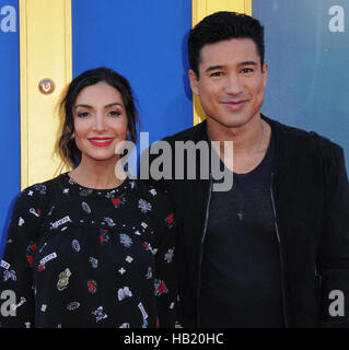 Los Angeles, CA, USA. 3. Dezember 2016. 3. Dezember 2016 - Beverly Hills, Kalifornien. Mario Lopez, Courtney Laine Mazza. Premiere von Universal Pictures' '' Sing'' statt auf Microsoft-Theater. Bildnachweis: Birdie Thompson/AdMedia Credit: Birdie Thompson/AdMedia/ZUMA Draht/Alamy Live-Nachrichten Stockfoto