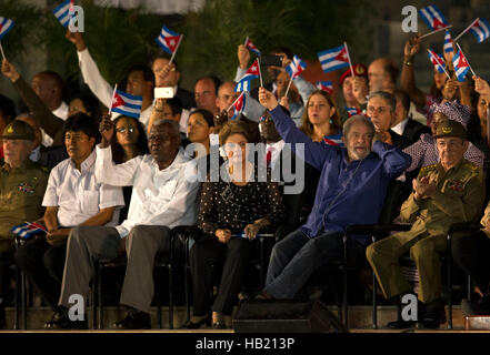 Santiago De Cuba, Kuba. 3. Dezember 2016. Boliviens Präsident Evo Morales (2 L), ehemaligen brasilianischen Präsidenten Dilma Rousseff (4 L) und Luiz Inacio Lula da Silva (2 R), und Cuban President Raul Castro (R), eine Großkundgebung Hommage an kubanischen Revolutionsführer Fidel Castro an den Platz der Revolution in Santiago De Cuba, Kuba, am 3. Dezember 2016 teilnehmen. Die Asche der kubanische Revolutionsführer Fidel Castro kam Samstag in Santiago De Cuba, wo er legte am Sonntag auf dem Friedhof Santa Ifigenia ruhen. Bildnachweis: David De La Paz/Xinhua/Alamy Live News Stockfoto