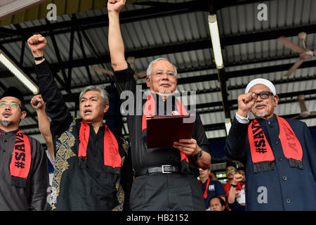 Kuala Lumpur, Malaysia. 4. Dezember 2016. Malaysische Premierminister Najib Tun Razak Gesten während Adressierung ethnische Rohingya muslimischen Flüchtlinge während einer Versammlung am Titiwangsa Stadion in Kuala Lumpur am 4. Dezember 2016 gegen die Verfolgung der Rohingya-Muslime in Myanmar. Bildnachweis: Chris JUNG/Alamy Live-Nachrichten Stockfoto