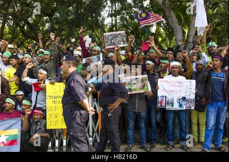 Kuala Lumpur, MALAYSIA. 4. Dezember 2016. Rohingya-Flüchtlinge schreien Parolen während einer Versammlung am Titiwangsa Stadion in Kuala Lumpur am 4. Dezember 2016 gegen die Verfolgung der Rohingya-Muslime in Myanmar. Aung San Suu Kyi muss einschreiten, um die "Genozid" der Rohingya Muslime in Myanmar, Malaysias Premierminister Najib Razak sagte, als er Nobelpreisträgerin für ihre Untätigkeit verspottet zu verhindern. © Chris Jung/ZUMA Draht/Alamy Live-Nachrichten Stockfoto