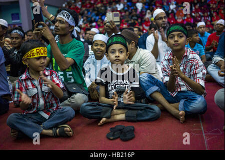 Kuala Lumpur, MALAYSIA. 4. Dezember 2016. Junge Boys posieren für ein Photgraph während einer Versammlung am Titiwangsa Stadion in Kuala Lumpur am 4. Dezember 2016 gegen die Verfolgung der Rohingya-Muslime in Myanmar. Aung San Suu Kyi muss einschreiten, um die "Genozid" der Rohingya Muslime in Myanmar, Malaysias Premierminister Najib Razak sagte, als er Nobelpreisträgerin für ihre Untätigkeit verspottet zu verhindern. © Chris Jung/ZUMA Draht/Alamy Live-Nachrichten Stockfoto