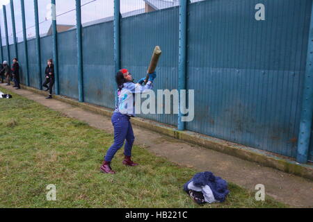 Yarls Holz Haftanstalt, Bedford. 3. Dezember 2016. Eine Frau Demonstrant wirft einen Zaunpfahl am Zaun. Fast 2000 Demonstranten protestieren am Zaun des Zentrums für Yarls Holz in Guantánamo geschlossen werden musste. Bildnachweis: Penelope Barritt/Alamy Live-Nachrichten Stockfoto