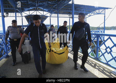 Batam, Indonesien. 4. Dezember 2016. Polizisten führen einen Leichensack mit Leichen der Opfer eines Flugzeugabsturzes in Batam, Indonesien, 4. Dezember 2016. Ein Flugzeug mit 16 Polizisten abgestürzt in den Gewässern vor Batam, westlichen Indonesien und mehrere Stellen des Personals und Wrack des Flugzeugs wurde wiederhergestellt, Retter am Sonntag bestätigt. Bildnachweis: Xinhua/Alamy Live-Nachrichten Stockfoto