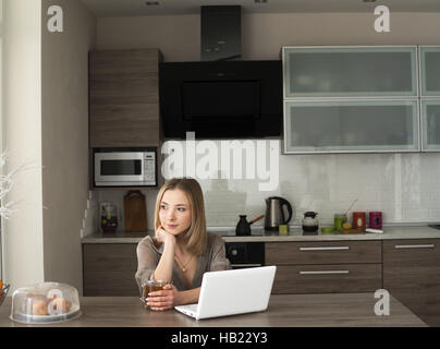 2. Dezember 2016 - junge schöne kaukasischen Frau Drinkig Tee und sieht Informationen im Bereich social Media auf Net-Book © Golovniov/ZUMA Igor Draht/Alamy Live News Stockfoto