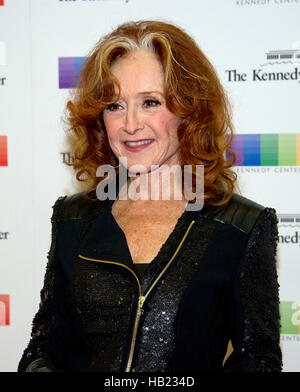 Washington, uns. 3. Dezember 2016. Bonnie Raitt kommt für die formale Künstlerin Abendessen zu Ehren der Empfänger von der 39. jährlichen Kennedy Center Honors hosted by United States Secretary Of State John F. Kerry an das US-Außenministerium in Washington, DC am Samstag, 3. Dezember 2016. 2016-Preisträger sind: argentinische Pianistin Martha Argerich; Rock-Band the Eagles; Bildschirm und Bühne Schauspieler Al Pacino; Gospel und Blues-Sängerin Mavis Staples; und Musiker James Taylor. Bildnachweis: Ron Sachs/Pool über CNP - NO-Draht-SERVICE - Foto: Ron Sachs/Consolidated/Dpa/Alamy Live News Stockfoto