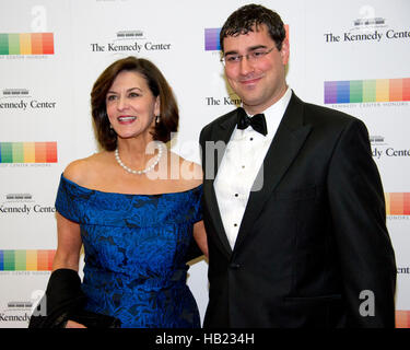 Washington, uns. 3. Dezember 2016. Victoria Reggie Kennedy und Gast kommen für die formale Künstlerin Abendessen zu Ehren der Empfänger von der 39. jährlichen Kennedy Center Honors hosted by United States Secretary Of State John F. Kerry an das US-Außenministerium in Washington, DC am Samstag, 3. Dezember 2016. 2016-Preisträger sind: argentinische Pianistin Martha Argerich; Rock-Band the Eagles; Bildschirm und Bühne Schauspieler Al Pacino; Gospel und Blues-Sängerin Mavis Staples; und Musiker James Taylor. Bildnachweis: Ron Sachs/Pool über CNP - NO-Draht-SERVICE - Foto: Ron Sachs/Consolidated/Dpa/Alamy Live News Stockfoto