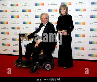 Washington, uns. 3. Dezember 2016. Itzhak Perlman und seine Frau, Toby, kommen für die formale Künstlerin Abendessen zu Ehren der Empfänger von der 39. jährlichen Kennedy Center Honors hosted by United States Secretary Of State John F. Kerry an das US-Außenministerium in Washington, DC am Samstag, 3. Dezember 2016. 2016-Preisträger sind: argentinische Pianistin Martha Argerich; Rock-Band the Eagles; Bildschirm und Bühne Schauspieler Al Pacino; Gospel und Blues-Sängerin Mavis Staples; und Musiker James Taylor. Bildnachweis: Ron Sachs/Pool über CNP - NO-Draht-SERVICE - Foto: Ron Sachs/Consolidated/Dpa/Alamy Live News Stockfoto