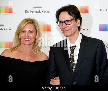 US-amerikanischer Gitarrist, Komponist, Sänger, Songwriter und Produzent Stephen Vai und Gast ankommen für die formale Künstlerin Abendessen zu Ehren der Empfänger von der 39. jährlichen Kennedy Center Honors hosted by United States Secretary Of State John F. Kerry an das US-Außenministerium in Washington, DC am Samstag, 3. Dezember 2016. 2016-Preisträger sind: argentinische Pianistin Martha Argerich; Rock-Band the Eagles; Bildschirm und Bühne Schauspieler Al Pacino; Gospel und Blues-Sängerin Mavis Staples; und Musiker James Taylor. Bildnachweis: Ron Sachs/Pool über CNP - NO-Draht-SERVICE - Foto: Ron Sachs/Consolidated/Dpa Stockfoto