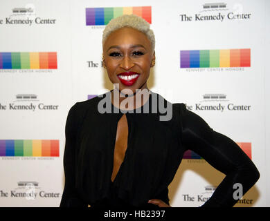 Washington, uns. 3. Dezember 2016. Cynthia Erivo kommt für den formalen Künstler Abendessen zu Ehren der Empfänger von der 39. jährlichen Kennedy Center Honors hosted by United States Secretary Of State John F. Kerry an das US-Außenministerium in Washington, DC am Samstag, 3. Dezember 2016. 2016-Preisträger sind: argentinische Pianistin Martha Argerich; Rock-Band the Eagles; Bildschirm und Bühne Schauspieler Al Pacino; Gospel und Blues-Sängerin Mavis Staples; und Musiker James Taylor. Bildnachweis: Ron Sachs/Pool über CNP - NO-Draht-SERVICE - Foto: Ron Sachs/Consolidated/Dpa/Alamy Live News Stockfoto