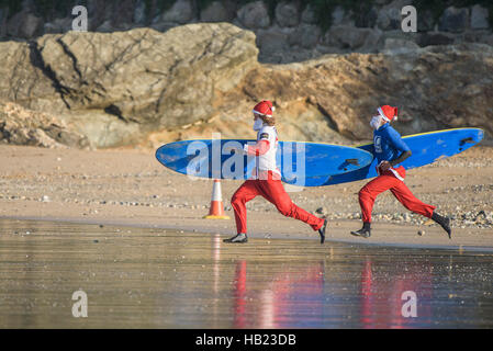 Newquay, Großbritannien. 4. Dezember 2016. Fistral Strand; Newquay, Cornwall. 4. Dezember 2016. Surfen Sie Santas Rennen zu Beginn der Spendenaktion Santa Surf-Wettbewerb, an einem sehr kalten Fistral Strand in Newquay, Cornwall. Bildnachweis: Gordon Scammell/Alamy Live-Nachrichten Stockfoto