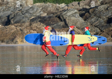 Newquay, Großbritannien. 4. Dezember 2016. Fistral Strand; Newquay, Cornwall. 4. Dezember 2016. Surfen Sie Santas Rennen zu Beginn der Spendenaktion Santa Surf-Wettbewerb an einem kühlen Fistral Strand in Newquay, Cornwall. VEREINIGTES KÖNIGREICH. Bildnachweis: Gordon Scammell/Alamy Live-Nachrichten Stockfoto