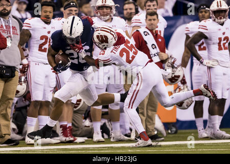 3. Dezember 2016 - brechen Indianapolis, Indiana, USA - 3. Dezember 2016 - Indianapolis, Indiana - Penn State Nittany Lions Runningback Saquon Barkley (26) versucht zu frei von Wisconsin Badgers Cornerback Derrick Tindal (25) in der ersten Hälfte während der großen zehn Meisterschaftsspiel zwischen Penn State Nittany Lions und Wisconsin Badgers im Lucas Oil Stadium. (Kredit-Bild: © Scott Taetsch über ZUMA Draht) Stockfoto