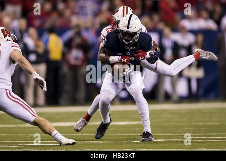 3. Dezember 2016 - Indianapolis, Indiana, USA - 3. Dezember 2016 - Indianapolis, Indiana - Penn State Nittany Lions Wide Receiver DaeSean Hamilton (5) macht eine Rezeption und von Wisconsin Badgers Cornerback Derrick Tindal (25) in der ersten Hälfte während der großen zehn Meisterschaftsspiel zwischen Penn State Nittany Lions und Wisconsin Badgers im Lucas Oil Stadium angegangen wird. (Kredit-Bild: © Scott Taetsch über ZUMA Draht) Stockfoto