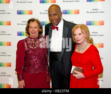 Washington DC, USA. 3. Dezember 2016. Ann Jordan, links, Vernon Jordanien, Mitte und Buffy Cafritz rechts, kommen für die formale Künstlerin Abendessen zu Ehren der Empfänger von der 39. jährlichen Kennedy Center Honors hosted by United States Secretary Of State John F. Kerry an das US-Außenministerium in Washington, DC am Samstag, 3. Dezember 2016. 2016-Preisträger sind: argentinische Pianistin Martha Argerich; Rock-Band the Eagles; Bildschirm und Bühne Schauspieler Al Pacino; Gospel und Blues-Sängerin Mavis Staples; und Musiker James Taylor. Bildnachweis: MediaPunch Inc/Alamy Live-Nachrichten Stockfoto