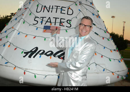 Downey, Ca. 3. Dezember 2016. Charles Phoenix an der Charles Phoenix Apollo Raumkapsel Urlaub Beleuchtung und Donut Exchange Party wo eine tatsächliche Apollo-Raumschiff wie ein Weihnachtsbaum am Columbia Memorial Space Center in Downey, Kalifornien am 3. Dezember 2016 beleuchtet ist. © David Edwards/Medien Punch/Alamy Live-Nachrichten Stockfoto