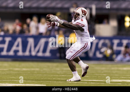 Indianapolis, Indiana, USA. 3. Dezember 2016. 3. Dezember 2016 - Indianapolis, Indiana - Wisconsin Badgers Runningback Corey Clement (6) macht die Fingerspitze fangen in der zweiten Hälfte während die Big Ten Championship Spiel zwischen Penn State Nittany Lions und Wisconsin Badgers im Lucas Oil Stadium. © Scott Taetsch/ZUMA Draht/Alamy Live-Nachrichten Stockfoto