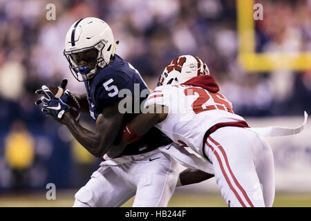 Indianapolis, Indiana, USA. 3. Dezember 2016. 3. Dezember 2016 - Indianapolis, Indiana - Penn State Nittany Lions Wide Receiver DaeSean Hamilton (5) macht einen Haken und wird von Wisconsin Badgers Cornerback Derrick Tindal (25) in der zweiten Hälfte während der großen zehn Meisterschaftsspiel zwischen Penn State Nittany Lions und Wisconsin Badgers im Lucas Oil Stadium getroffen. © Scott Taetsch/ZUMA Draht/Alamy Live-Nachrichten Stockfoto