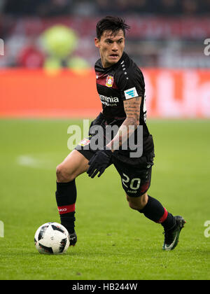 Leverkusen, Deutschland. 3. Dezember 2016. Leverkusens Charles Aranguiz in Aktion am 13. Spieltag der deutschen Bundesliga zwischen Bayer Leverkusen und dem SC Freiburg in der BayArena in Leverkusen, Deutschland, 3. Dezember 2016. Foto: Marius Becker/Dpa/Alamy Live News Stockfoto