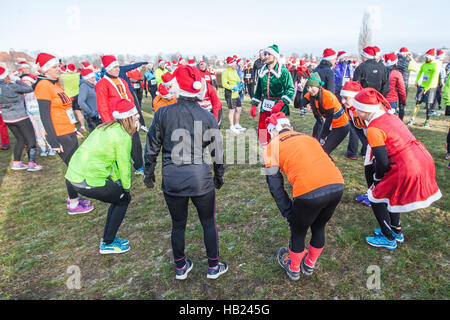 Sopot, Polen. 4. Dezember 2016. Über 400 Läufer nehmen an 10 geschwommen Nikoläuse Spendenlauf Teil einer Sopot Hippodrom. Die Teilnehmer sammeln für die Hospiz-Stiftung Kinderhilfe tödlich krank. Bildnachweis: Michal Fludra/Alamy Live-Nachrichten Stockfoto