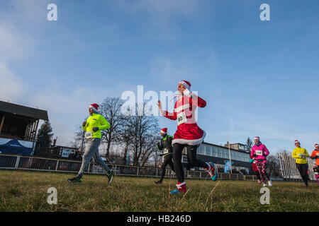 Sopot, Polen. 4. Dezember 2016. Über 400 Läufer nehmen an 10 geschwommen Nikoläuse Spendenlauf Teil einer Sopot Hippodrom. Die Teilnehmer sammeln für die Hospiz-Stiftung Kinderhilfe tödlich krank. Bildnachweis: Michal Fludra/Alamy Live-Nachrichten Stockfoto