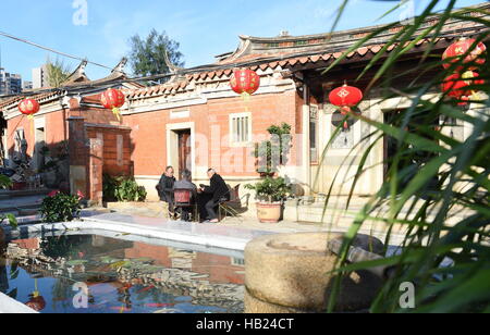 Fuzhou, Fujian Provinz. 3. Dezember 2016. Dorfbewohner chat zur Lingshui alten Dorf von Jinjiang, Südost-China Fujian Provinz, 3. Dezember 2016. © Lin Shanchuan/Xinhua/Alamy Live-Nachrichten Stockfoto