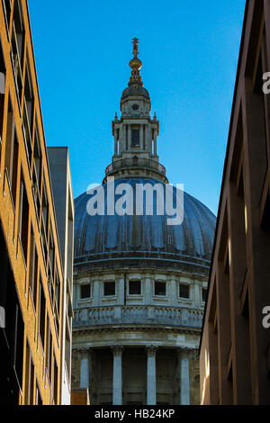 Millennium Bridge, London, UK. 4. Dezember 2016. Blick auf St. Pauls Cathedral an einem sonnigen Tag Credit: Dinendra Haria/Alamy Live News Stockfoto