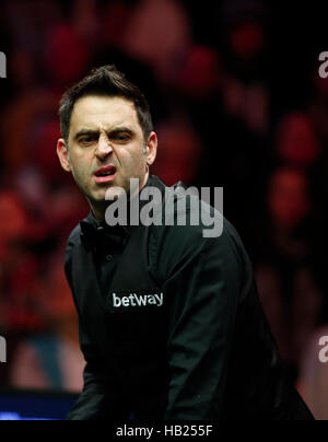 York, Großbritannien. 4. Dezember 2016. Ronnie O'Sullivan von England tritt während des letzten Spiels mit Mark Selby von England bei der Snooker UK Championship in York, Großbritannien, am 4. Dezember 2016. Bildnachweis: Han Yan/Xinhua/Alamy Live-Nachrichten Stockfoto