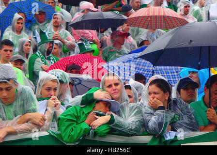 Chapeco, Brasilien. 3. Dezember 2016. Fans der brasilianischen Fußball-Nationalmannschaft Chapecoense trauern auf der Tribüne während eines Gottesdienstes der Trauer für die Fußball-Spieler und Team-Assistenten von der Club, der bei einem Flugzeugabsturz im Soccer Stadium Arena Cona in Chapeco, Brasilien, 3. Dezember 2016 starb. Das Team war nach Medellin in Kolumbien für ein Match gegen Atletico Nacional unterwegs, als ihr Flugzeug abgestürzt ist. 71 Menschen starben, darunter 20 Journalisten. Drei Spieler, zwei Besatzungsmitglieder und ein Journalist überlebt. Foto: Fernando Duclos/Dpa/Alamy Live News Stockfoto