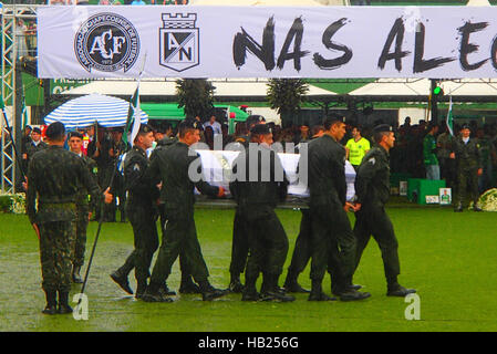 Chapeco, Brasilien. 3. Dezember 2016. Soldaten tragen die Särge der Spieler ins Stadion für die Fußball-Spieler und Team-Assistenten von der Club, der bei einem Flugzeugabsturz im Soccer Stadium Arena Cona in Chapeco, Brasilien, 3. Dezember 2016 starb während einer Trauer. Das Team war nach Medellin in Kolumbien für ein Match gegen Atletico Nacional unterwegs, als ihr Flugzeug abgestürzt ist. 71 Menschen starben, darunter 20 Journalisten. Drei Spieler, zwei Besatzungsmitglieder und ein Journalist überlebt. Foto: Fernando Duclos/Dpa/Alamy Live News Stockfoto