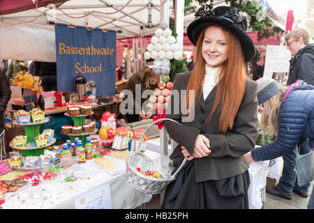Keswick, Cumbria, UK 4. Dezember 2016. Menschen nehmen Teil in Keswick Victorian Christmas Fayre in der Seenplatte-Stadt. Die jährliche Veranstaltung ermöglicht Wohltätigkeitsorganisationen, deren Ursachen mit viktorianischen Stil Ständen und Unterhaltung zu fördern. Kredit Julian Eales/Alamy Live-Nachrichten Stockfoto