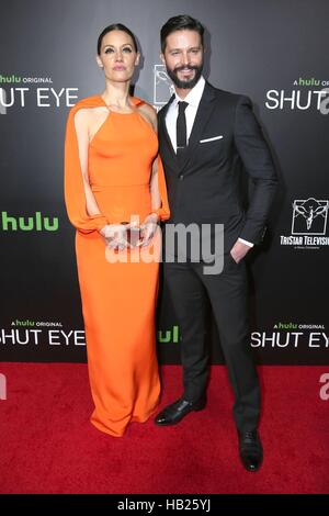 Los Angeles, CA, USA. 1. Dezember 2016. KaDee Strickland, Jason Behr im Ankunftsbereich für SHUT EYE Serie Premiere auf Hulu, Arclight Hollywood, Los Angeles, CA 1. Dezember 2016. © Priscilla Grant/Everett Collection/Alamy Live-Nachrichten Stockfoto