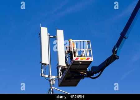 Blackpool, Lancashire, UK. 4. Dezember 2016. Straßensperrungen für Handy und Breitband-Upgrade. Auftragnehmer installieren neue Super-G Mobilfunkmasten Fylde Bereich dienen. Die Telekom-Unternehmen eine Reihe von Handy-Masten im Resort zu ersetzen. 02 hat nun über 70 Prozent Bevölkerungsanteil und es ist der einzige Betreiber mit einer regulatorischen Anforderung indoor Bevölkerungsanteil 98 Prozent bis Ende 2017 erreichen. Nach OpenSignal von O2 Kunden erhalten die 4 G Signal 55.97 % der Zeit. Bildnachweis: Cernan Elias/Alamy Live-Nachrichten Stockfoto