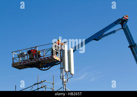 Blackpool, Lancashire, UK. 4. Dezember 2016. Straßensperrungen für Handy und Breitband-Upgrade. Auftragnehmer installieren neue Super-G Mobilfunkmasten Fylde Bereich dienen. Die Telekom-Unternehmen eine Reihe von Handy-Masten im Resort zu ersetzen. 02 hat nun über 70 Prozent Bevölkerungsanteil und es ist der einzige Betreiber mit einer regulatorischen Anforderung indoor Bevölkerungsanteil 98 Prozent bis Ende 2017 erreichen. Nach OpenSignal von O2 Kunden erhalten die 4 G Signal 55.97 % der Zeit. Bildnachweis: Cernan Elias/Alamy Live-Nachrichten Stockfoto