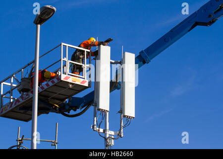 Blackpool, Lancashire, UK. 4. Dezember 2016. Straßensperrungen für Handy und Breitband-Upgrade. Auftragnehmer installieren neue Super-G Mobilfunkmasten Fylde Bereich dienen. Die Telekom-Unternehmen eine Reihe von Handy-Masten im Resort zu ersetzen. 02 hat nun über 70 Prozent Bevölkerungsanteil und es ist der einzige Betreiber mit einer regulatorischen Anforderung indoor Bevölkerungsanteil 98 Prozent bis Ende 2017 erreichen. Nach OpenSignal von O2 Kunden erhalten die 4 G Signal 55.97 % der Zeit. Bildnachweis: Cernan Elias/Alamy Live-Nachrichten Stockfoto