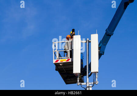 Blackpool, Lancashire, UK. 4. Dezember 2016. Straßensperrungen für Handy und Breitband-Upgrade. Auftragnehmer installieren neue Super-G Mobilfunkmasten Fylde Bereich dienen. Die Telekom-Unternehmen eine Reihe von Handy-Masten im Resort zu ersetzen. 02 hat nun über 70 Prozent Bevölkerungsanteil und es ist der einzige Betreiber mit einer regulatorischen Anforderung indoor Bevölkerungsanteil 98 Prozent bis Ende 2017 erreichen. Nach OpenSignal von O2 Kunden erhalten die 4 G Signal 55.97 % der Zeit. Bildnachweis: Cernan Elias/Alamy Live-Nachrichten Stockfoto