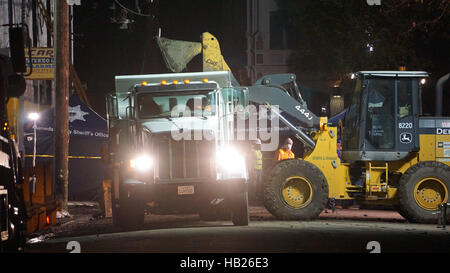 San Francisco, USA. 4. Dezember 2016. Große Technik LKW arbeiten im Lager, wo eine Übernachtung Feuer in Oakland, Kalifornien, USA, 4. Dezember 2016 passiert. Beamte in Oakland, Kalifornien, sagte am Sonntag die Zahl der Todesopfer eines Feuers über das Wochenende in einem Lagerhaus auf 24 gestiegen. Bildnachweis: Xu Yong/Xinhua/Alamy Live-Nachrichten Stockfoto