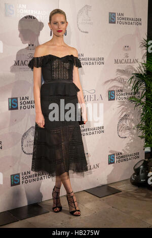 Chicago, USA. 3. Dezember 2016. Karolina Kurkova posiert für Fotos bei der ersten Ian Somerhalder Foundation Veranstaltung in Chicago, IL am 3. Dezember 2016. © Foto Zugang/Alamy Live-Nachrichten Stockfoto