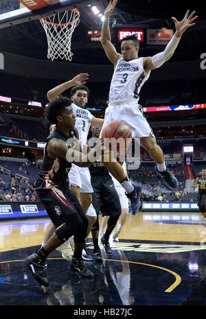 Washington, DC, USA. 4. Dezember 2016. Florida State Guard TERANCE MANN (14) Pässe gegen George Washington bewachen JAIR BOLDEN (3) und George Washington forward ARNALDO TORO (11) in der ersten Hälfte eines BB & T Classic-Spiels im Verizon Center in Washington. Bildnachweis: Chuck Myers/ZUMA Draht/Alamy Live-Nachrichten Stockfoto