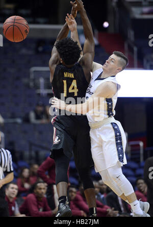 Washington, DC, USA. 4. Dezember 2016. George Washington Wache MATT HART (30) bricht einen langen Pass auf Florida State guard TERANCE MANN (14) in der zweiten Hälfte ein BB & T Classic Spiel im Verizon Center in Washington. Bildnachweis: Chuck Myers/ZUMA Draht/Alamy Live-Nachrichten Stockfoto