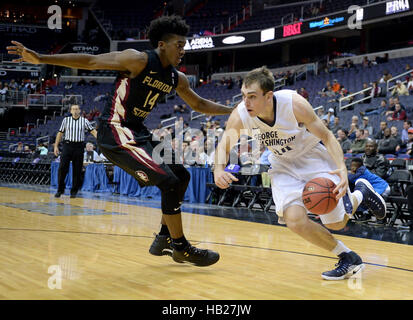 Washington, DC, USA. 4. Dezember 2016. George Washington nach vorne treibt TYLER CAVANAUGH (34) gegen Florida State Guard TERANCE MANN (14) in der zweiten Hälfte eines BB & T Classic-Spiels im Verizon Center in Washington. Bildnachweis: Chuck Myers/ZUMA Draht/Alamy Live-Nachrichten Stockfoto