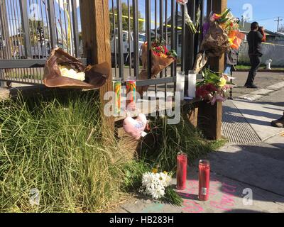 Oakland. 4. Dezember 2016. Foto aufgenommen am 4. Dezember 2016 zeigt Kerzen und Blumen für Opfer von einer Übernachtung Lager Feuer in Oakland, Kalifornien, den Vereinigten Staaten platziert. Beamte sagten, die Zahl der Todesopfer des Feuers lag bei 33 ab Sonntag Nachmittag. Oakland Bürgermeister Libby Schaaf, sagte am Sonntag ein Team eine Strafuntersuchung gegen das Lager Feuer begonnen hat. Bildnachweis: Ma Dan/Xinhua/Alamy Live-Nachrichten Stockfoto