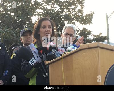 Oakland, USA. 4. Dezember 2016. Oakland Bürgermeister Libby Schaaf spricht während einer Pressekonferenz in Oakland, Kalifornien, USA, 4. Dezember 2016. Libby Schaaf sagte, dass ein Team eine Strafuntersuchung gegen eine Übernachtung Lager Feuer begonnen hat. Beamte sagten, die Zahl der Todesopfer des Feuers lag bei 33 ab Sonntag Nachmittag. Bildnachweis: Ma Dan/Xinhua/Alamy Live-Nachrichten Stockfoto