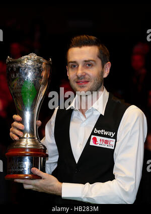 York, UK. 4. Dezember 2016. Mark Selby von England feiert nach dem Endspiel mit Ronnie O'Sullivan von England bei der Snooker UK Championship in York, Großbritannien am 4. Dezember 2016. Selby gewann 10-7. Bildnachweis: Han Yan/Xinhua/Alamy Live-Nachrichten Stockfoto