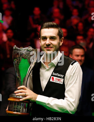 York, UK. 4. Dezember 2016. Mark Selby von England feiert nach dem Endspiel mit Ronnie O'Sullivan von England bei der Snooker UK Championship in York, Großbritannien am 4. Dezember 2016. Selby gewann 10-7. Bildnachweis: Han Yan/Xinhua/Alamy Live-Nachrichten Stockfoto