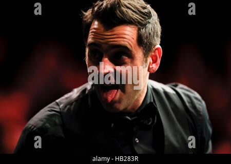 York, UK. 4. Dezember 2016. Ronnie O'Sullivan von England tritt während des letzten Spiels mit Mark Selby von England bei der Snooker UK Championship in York, Großbritannien am 4. Dezember 2016. Bildnachweis: Han Yan/Xinhua/Alamy Live-Nachrichten Stockfoto